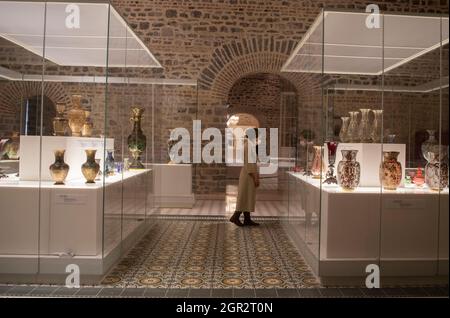 Istanbul, Turchia. 27 settembre 2021. Un visitatore può ammirare le mostre al Beykoz Crystal and Glass Museum di Istanbul, Turchia, il 27 settembre 2021. Al museo è esposto un magnifico tavolo da pranzo impreziosito da esempi unici di raffinata arte vetrosa di diversi produttori europei, che riflettono il potere dei sultani ottomani. Credit: Osman Orsal/Xinhua/Alamy Live News Foto Stock