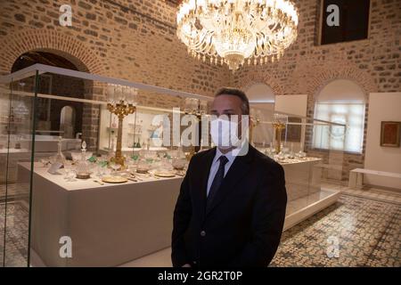 Istanbul, Turchia. 27 settembre 2021. Osman Celaleddin Urhan, capo del dipartimento asiatico della direzione dei palazzi nazionali, è intervistato al Beykoz Crystal and Glass Museum di Istanbul, Turchia, il 27 settembre 2021. Al museo è esposto un magnifico tavolo da pranzo impreziosito da esempi unici di raffinata arte vetrosa di diversi produttori europei, che riflettono il potere dei sultani ottomani. Credit: Osman Orsal/Xinhua/Alamy Live News Foto Stock