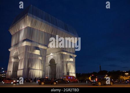 Parigi, Francia, 30 settembre 2021: L'Arco di Trionfo di Parigi, avvolto in tessuto d'argento come progettato dagli artisti Christo e Jeanne-Claude, e che attrae un flusso costante di turisti. Questo fine settimana, la Place Charles de Gaulle che circonda l'arco sarà chiusa al traffico, consentendo visite più sicure rispetto a coloro che hanno catturato alcuni colpi dal centro dei viali che irradiano dalla rotonda. L'installazione artistica sarà smantellata da lunedì 4 ottobre per consentire le celebrazioni del giorno dell'armistizio. Anna Watson/Alamy Live News Foto Stock