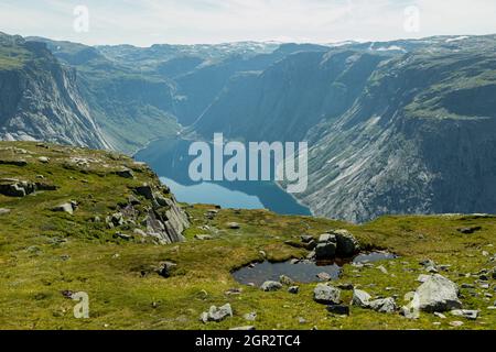 Splendido paesaggio del lago circondato da montagne, contea di Vestland, Norvegia Foto Stock