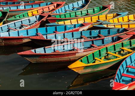 Primo piano di barche colorate nel lago Phewa, Pokhara, Nepal Foto Stock