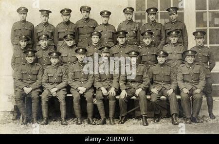 Un'immagine di gruppo della prima Guerra Mondiale di Royal Engineer Sapers e NCO. Il soldato seduto all'estrema sinistra ha una buona striscia di condotta sulla sua manica inferiore sinistra. Il soldato seduto alla destra del sargent ha Overseas Service Chevrons, che sono stati introdotti nel 1917. Foto Stock