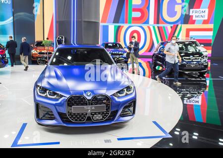 Barcellona, Spagna. 30 settembre 2021. BMW i4 è visto all'Automobile Barcelona 2021On il giorno di apertura dell'edizione 2021 della manifestazione automobilistica, Automobile Barcelona, il Re Spagnolo, Felipe VI, il Presidente spagnolo, Pedro Sanchez e il Ministro dell'industria, del Commercio e del Turismo, Reyes Maroto hanno visitato la sala eventi. (Foto di Thiago Prudencio/SOPA Images/Sipa USA) Credit: Sipa USA/Alamy Live News Foto Stock