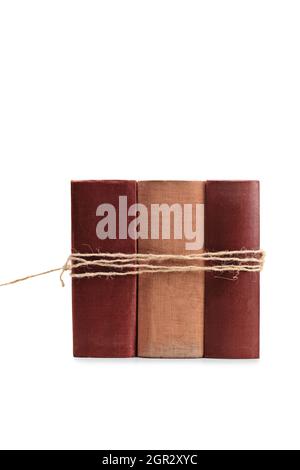 Studio girato di tre libri legati con una corda isolata su sfondo bianco Foto Stock