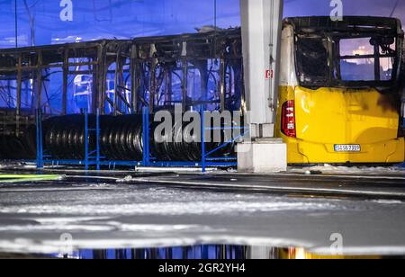 Stoccarda, Germania. 30 settembre 2021. Un autobus bruciato si trova nel deposito degli autobus dell'operatore di trasporto di Stoccarda SSB, nella parte est di Stoccarda. La sera si è verificato un incendio nel deposito degli autobus dell'operatore di trasporto di Stoccarda. Credit: Christoph Schmidt/dpa/Alamy Live News Foto Stock