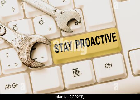 Scrittura a mano segno Stay Proactive. Business showcase prendere la propria decisione a Passi pure di eventi previsti in connessione con gli amici online, il processo Foto Stock