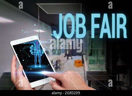 Ispirazione che mostra segno Job Fair. Business idea evento in cui datori di lavoro reclutatori dare informazioni ai dipendenti Dottore in laboratorio Holding A. Foto Stock