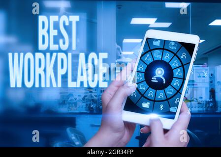 Didascalia concettuale Best Workplace. Business idea azienda ideale per lavorare con alta compensazione senza stress donna che punta lo schermo superiore del tablet Foto Stock