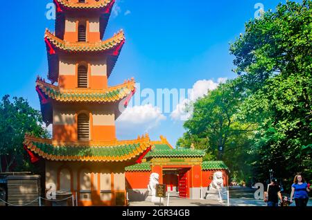 Una pagoda cinese serve come ingresso alla mostra di tre acri della Cina allo Zoo di Memphis, l'8 settembre 2015, a Memphis, Tennessee. Foto Stock