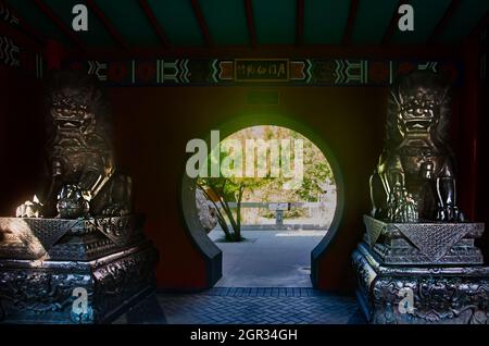 Una porta lunare serve come ingresso alla mostra di tre acri della Cina allo Zoo di Memphis, 8 settembre 2015, a Memphis, Tennessee. Foto Stock