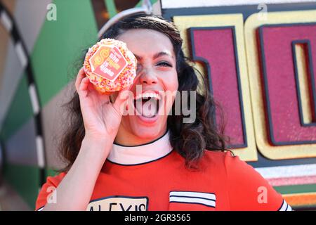 Inglewood, Stati Uniti. 30 settembre 2021. INGLEWOOD, LOS ANGELES, CALIFORNIA, Stati Uniti d'America - SETTEMBRE 30: Il modello di moda Alexis Gaube partecipa alla CBS 'The Price is Right' 50th Season Celebration tenutasi a Randy's Donuts il 30 Settembre 2021 a Inglewood, Los Angeles, California, Stati Uniti. (Foto di Xavier Collin/Image Press Agency) Credit: Image Press Agency/Alamy Live News Foto Stock