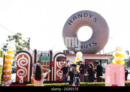 Inglewood, Stati Uniti. 30 settembre 2021. INGLEWOOD, LOS ANGELES, CALIFORNIA, USA - SETTEMBRE 30: Una visione generale dell'atmosfera alla CBS 'The Price is Right' 50th Season Celebration tenutasi al Randy's Donuts il 30 Settembre 2021 a Inglewood, Los Angeles, California, Stati Uniti. (Foto di Xavier Collin/Image Press Agency) Credit: Image Press Agency/Alamy Live News Foto Stock