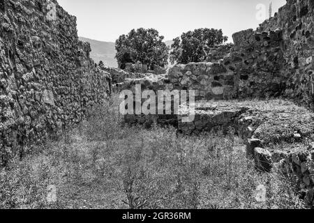 Foto in scala di grigi del sito archeologico di Pompei nell'Italia meridionale, nella regione Campania. Foto Stock