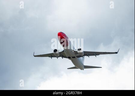 Helsinki / Finlandia - 23 SETTEMBRE 2018: Boeing 737-800, gestito dalla Norwegian Air Shuttle, scalata dopo il decollo dall'aeroporto Helsinki-Vantaa ag Foto Stock
