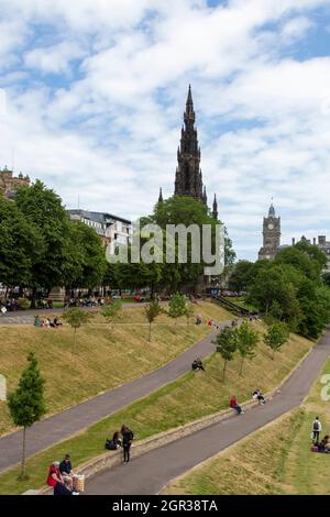 Il Monumento Scott e i giardini di Princes Street guardano ad est, Edinburgo, Scozia Foto Stock