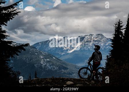 Mountain Bike nel Whistler Bike Park con montagne sullo sfondo autunno 2019. Original Sin Mountain Bike Trail Whistler British Columbia Canad Foto Stock