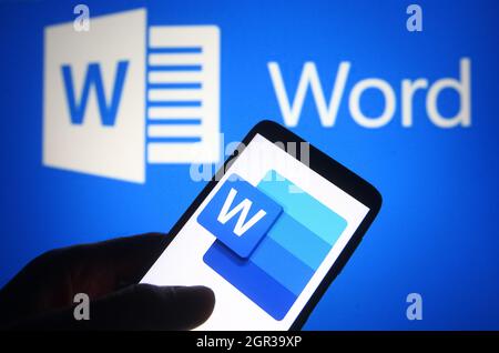 Ucraina. 30 settembre 2021. In questa immagine è visualizzato il logo Microsoft Word sullo schermo di uno smartphone e di un pc. (Foto di Pavlo Gonchar/SOPA Images/Sipa USA) Credit: Sipa USA/Alamy Live News Foto Stock