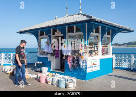 Chiosco di conchiglie e merletti tropicali, molo di Llandudno, Llandudno, Conwy County Borough, Galles, Regno Unito Foto Stock