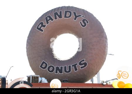 Inglewood, Stati Uniti. 30 settembre 2021. INGLEWOOD, LOS ANGELES, CALIFORNIA, USA - SETTEMBRE 30: Una visione generale dell'atmosfera alla CBS 'The Price is Right' 50th Season Celebration tenutasi al Randy's Donuts il 30 Settembre 2021 a Inglewood, Los Angeles, California, Stati Uniti. (Foto di Xavier Collin/Image Press Agency/Sipa USA) Credit: Sipa USA/Alamy Live News Foto Stock