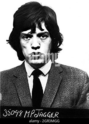 1967 , 12 febbraio , Redlands, West Wittering , GRAN BRETAGNA : Il celebre cantante rock britannico MICK JAGGER ( Sir Michael Philip Jagger , nato il 26 luglio 1943 ), membro del gruppo ROLLING STONES , è stato arrestato dalla polizia per uso di droga durante una festa nella casa del chitarrista Keith Richards. Polizia ufficiale mugshot , fotografo sconosciuto . - Mug sghot - MUG-SHOT - STORIA - FOTO STORICHE - MUSICA - MUSICA - cantante - COMPOSITORE - ROCK STAR - ROCKSTAR - ARRESTO - Arrestation - ARRESTATO DALLA POLIZIA - FOTO SEGNALETICA - mugshot - mug shot - ribel - ribelle - STORIA - FOTO STORICHE - RITRATTO - Foto Stock