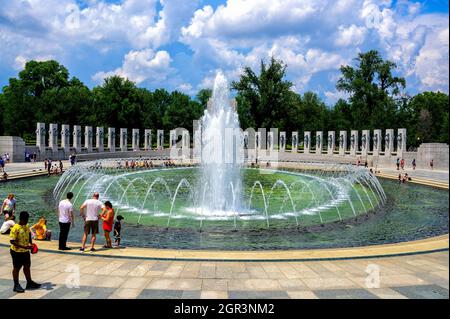 Le fontane del National World War II Memorial a Washington, DC, circondato da 56 grandi colonne di granito Foto Stock