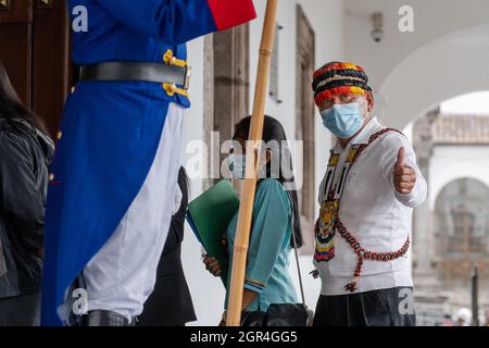 Un membro della delegazione della Nazione Shuar indigena dà un pollice alla stampa mentre entra nel palazzo presidenziale per incontrare il presidente ecuadoriano Lasso.il presidente ecuadoriano Guillermo Lasso ha accolto i leader della comunità Shuar indigena al palazzo presidenziale nella capitale del paese Quito. Entrambe le parti hanno tenuto un incontro incentrato su problemi sanitari, educativi e ambientali. I capi di Shuar hanno anche menzionato la creazione di una nuova contea nella provincia di Morona Santiago nell'Amazzonia ecuadoriana. (Foto di Vincent Ricci/SOPA Images/Sipa USA) Foto Stock