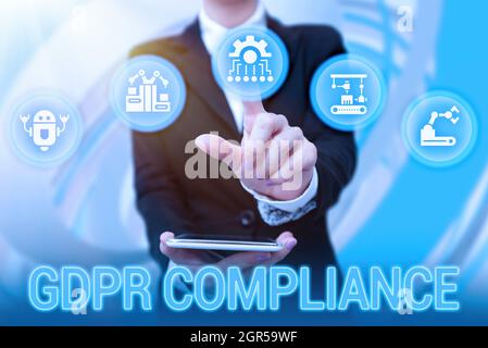 Testo che mostra la conformità GDPR dell'ispirazione. Protezione del concetto di business e privacy dell'Unione europea mostrando Lady in Uniform Holding Tablet in mano Foto Stock