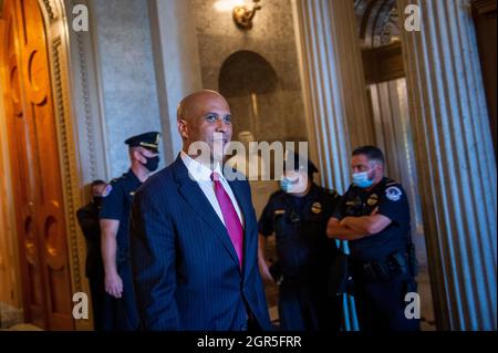 Washington, Vereinigte Staaten. 30 settembre 2021. Il senatore degli Stati Uniti Cory Booker (democratico del New Jersey) esce dalla camera del Senato durante un voto al Campidoglio degli Stati Uniti a Washington, DC, giovedì 30 settembre 2021. Credit: Rod Lammey/CNP/dpa/Alamy Live News Foto Stock