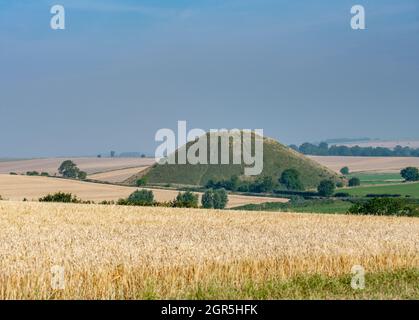 Famoso punto di riferimento antico nella campagna dell'Inghilterra sudoccidentale, un tumulo di gesso preistorico fatto dall'uomo, il più alto d'Europa. Foto Stock