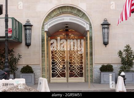 ingresso al 220 central park south di manhattan con barriere di cemento nella strada di fronte, un edificio nella fila dei miliardari di new york Foto Stock