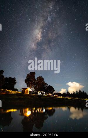 Cielo notturno girato con la via lattiginosa in una notte piuttosto nuvolosa a Cerro de la Muerte, Costa Rica Foto Stock