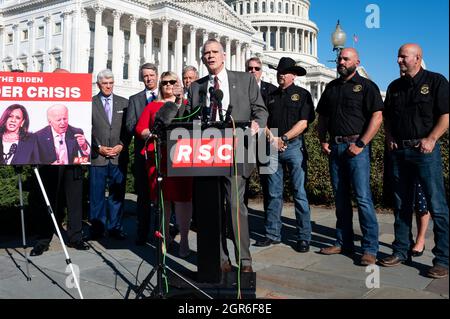 Washington, Stati Uniti. 30 settembre 2021. Il rappresentante degli Stati Uniti Matt Rosendale (R-MT) parla del confine meridionale in una conferenza stampa organizzata dal Comitato di Studio Repubblicano. Credit: SOPA Images Limited/Alamy Live News Foto Stock