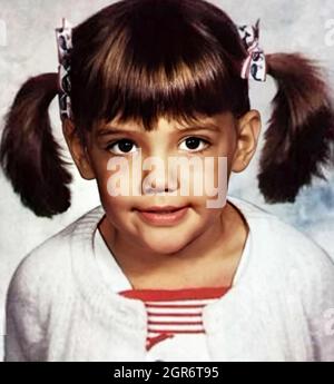 1984 ca, USA : la celebrata attrice americana KATIE HOLMES ( nata il 18 dicembre 1978 ), quando era una bambina di 6 anni . Dal 2005 al 2012 romanticamente legato con l'attore Tom Cruise . Fotografo sconosciuto .- STORIA - FOTO STORICHE - ATTORE - FILM - CINEMA - personalità da bambino bambini da giovane - personalità quando era giovane - INFANZIA - INFANZIA - BAMBINO - BAMBINI - BAMBINA - BAMBINI - BAMBINI - codini - RITRATTO - RITRatto --- ARCHIVIO GBB Foto Stock