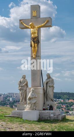 Crocifisso d'oro Gesù Cristo sulla croce. Primo piano. Dettaglio. Nitra Calvario. Slovacchia. Foto Stock