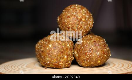 Queste palle nutrienti sono facili da fare e sane da mangiare. Queste palle nutrienti sono l'opzione migliore per i cravings dolci. Foto Stock