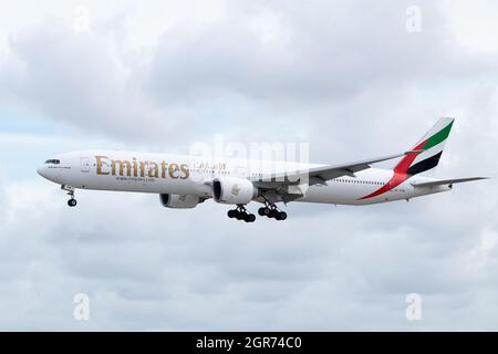 Miami, FL-USA-5 giugno 2021: Un Boeing Emirates 777-31HER sull'approccio finale per atterrare all'Aeroporto Internazionale di Miami. Foto Stock