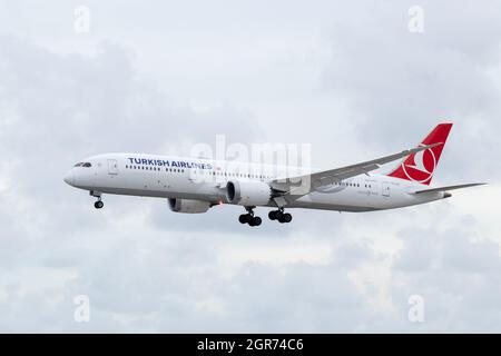 Miami, FL-USA-5 giugno 2021: Un Boeing 787-9 della Turkish Airlines Dreamliner sull'approccio finale per atterrare all'Aeroporto Internazionale di Miami. Foto Stock