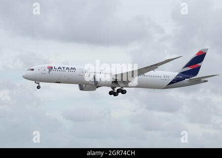 Miami, FL-USA-5 giugno 2021: Un Boeing 787-9 della LATAM Airlines Dreamliner si avvicina all'aeroporto internazionale di Miami per atterrare. Foto Stock