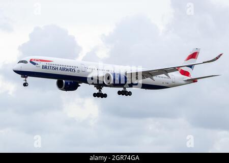 Miami, FL-USA-5 giugno 2021: Un Airbus A350 della British Airways sull'approccio finale per atterrare all'Aeroporto Internazionale di Miami. Foto Stock