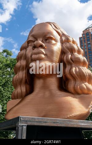 New York, Stati Uniti. 30 settembre 2021. Scultura di Breonna Taylor svelata durante l'apertura della mostra SEEINJUSTICE su Union Square a New York il 30 settembre 2021. Sculture di George Flyod, Breonna Taylor e John Lewis svelate a New York City. Le sculture saranno esposte per un mese al parco. L'arte del confronto mira ad usare l'arte per influenzare il cambiamento societale positivo. (Foto di Lev Radin/Sipa USA) Credit: Sipa USA/Alamy Live News Foto Stock