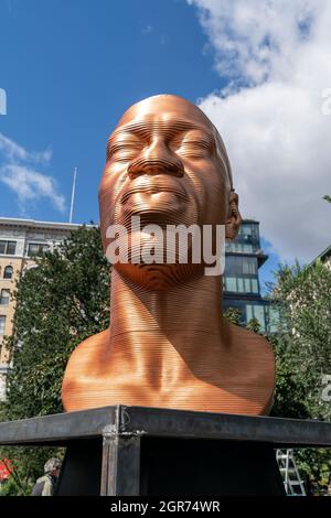 New York, Stati Uniti. 30 settembre 2021. Scultura di George Floyd svelata durante l'apertura della mostra SEEINJUSTICE su Union Square a New York il 30 settembre 2021. Sculture di George Flyod, Breonna Taylor e John Lewis svelate a New York City. Le sculture saranno esposte per un mese al parco. L'arte del confronto mira ad usare l'arte per influenzare il cambiamento societale positivo. (Foto di Lev Radin/Sipa USA) Credit: Sipa USA/Alamy Live News Foto Stock