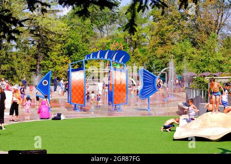 Richmond Hill, Ontario, Canada - 29 agosto 2021: I bambini e la famiglia stanno giocando a splash pad nel parco del lago Wilcox. Foto Stock