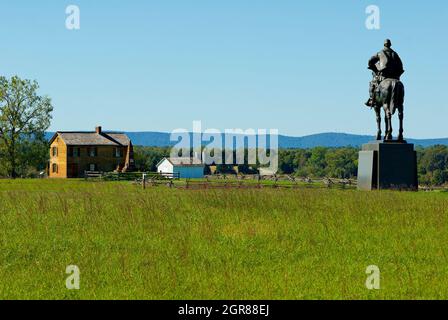 Manassas, Virginia, USA - 29 settembre 2021: Una statua di Thomas 'Stonewall' Jackson si trova in cima a Henry Hill al Manassas Battlefield National Park. Foto Stock