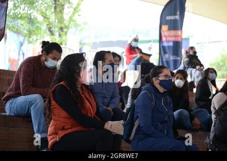 Bogota, Colombia. 30 settembre 2021. Gli studenti, gli insegnanti e gli assistenti con maschera sono seduti a guardare il Forum distrettuale dell'Educazione a Bogotà, Colombia, il 30 settembre 2021. Credit: Long Visual Press/Alamy Live News Foto Stock