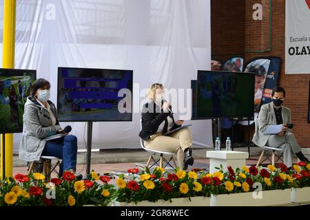 Bogota, Colombia. 30 settembre 2021. I panelisti da sinistra a destra, Sonia Torres, Maria Bravo e Deidamia Garcia, durante il Forum distrettuale dell'Educazione a Bogotà, Colombia, il 30 settembre 2021. Credit: Long Visual Press/Alamy Live News Foto Stock