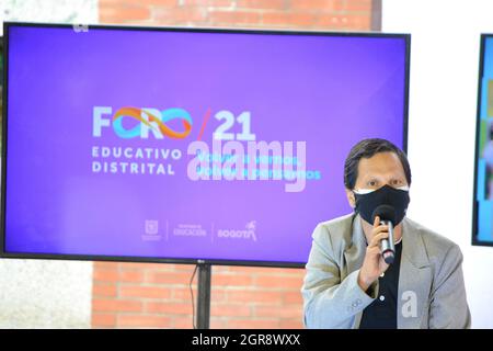 Bogota, Colombia. 30 settembre 2021. Il sottosegretario all'integrazione interistituzionale del Segretario all'Istruzione, Deidamia Garcia, parla con un microfono durante il Forum distrettuale dell'Istruzione a Bogotà, Colombia, il 30 settembre 2021. Credit: Long Visual Press/Alamy Live News Foto Stock