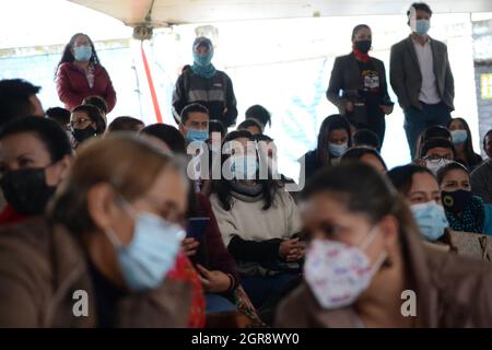 Bogota, Colombia. 30 settembre 2021. Gli studenti, gli insegnanti e gli assistenti con maschera sono seduti a guardare il Forum distrettuale dell'Educazione a Bogotà, Colombia, il 30 settembre 2021. Credit: Long Visual Press/Alamy Live News Foto Stock