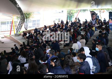 Bogota, Colombia. 30 settembre 2021. Gli studenti, gli insegnanti e gli assistenti con maschera sono seduti a guardare il Forum distrettuale dell'Educazione a Bogotà, Colombia, il 30 settembre 2021. Credit: Long Visual Press/Alamy Live News Foto Stock