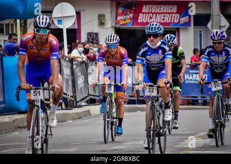 Buesaco, Colombia. 30 settembre 2021. Prima tappa della Vuelta a Nariño concorrenza tra i comuni di la Cruz e Buesaco. Sul membro di sinistra del team ‘Movistar’ al centro un membro del team ‘Saitel’ sui membri di destra del team ‘Insubike’ a Buesaco, Nariño - Colombia il 30 settembre 2021 credito: Long Visual Press/Alamy Live News Foto Stock