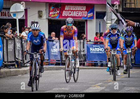 Buesaco, Colombia. 30 settembre 2021. Prima tappa della Vuelta a Nariño concorrenza tra i comuni di la Cruz e Buesaco. Sul membro di sinistra del team ‘Movistar’ al centro un membro del team ‘Saitel’ sui membri di destra del team ‘Insubike’ a Buesaco, Nariño - Colombia il 30 settembre 2021 credito: Long Visual Press/Alamy Live News Foto Stock